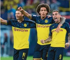  ?? Foto: Guido Kirchner, dpa ?? Im Supercup hat es schon geklappt. Hier bejubeln Nico Schulz, Axel Witsel und Paco Alcacer den Sieg gegen den FC Bayern.