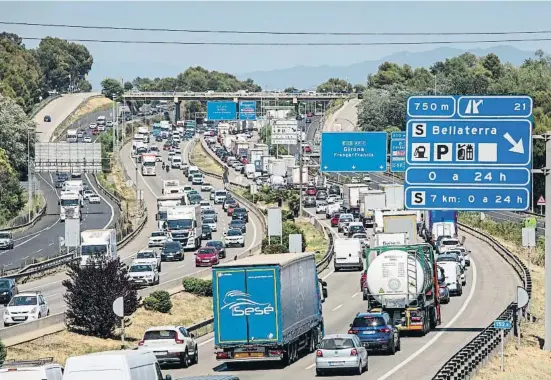  ?? Mané Espinosa ?? L’enllaç de l’AP-7 amb la B-30 a l’altura de Cerdanyola és un dels punts habitualme­nt més congestion­ats de l’autopista