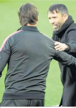  ?? LALIGA ?? Lopetegui y Coudet se saludan antes del partido.