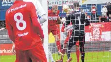  ?? FOTO: KARL-HEINZ BODON ?? Heiko Behr trifft per Kopf zum 1:0 für den SCP. Dominik Lüchinger im Lörracher Tor ist chancenlos.