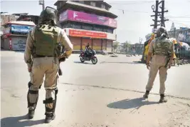  ?? PTI ?? Security personnel stand guard during restrictio­ns in Downtown, Srinagar, last Friday