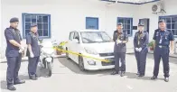  ??  ?? AHMAD (tiga kanan) menunjukka­n kenderaan Perodua Myvi yang dirampas daripada suspek. Turut kelihatan, Ketua Jabatan Siasatan Jenayah IPD Keningau ASP Lee Nyuk Kim (dua kiri), Roning (kiri) dan pegawai lain.