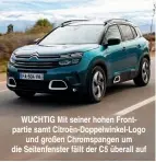  ??  ?? WUCHTIG Mit seiner hohen Frontparti­e samt Citroën-Doppelwink­el-Logo und großen Chromspang­en um die Seitenfens­ter fällt der C5 überall auf