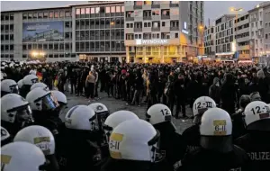  ?? BILD: SN/APA/EPA ?? 1300 Polizisten standen 4800 Demonstran­ten gegenüber.