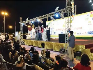  ??  ?? EVENING DELIGHT: Visitors flock to a popular theater arts presentati­on at the Najran Summer Festival. (SPA)