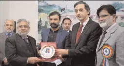  ?? -APP ?? Advisor to Prime Minister on Establishm­ent Mohammad Shehzad Arbab giving best teacher award to Principal; Abbotabad Public School during annual prize distributi­on ceremony.