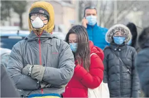  ?? RICK MADONIK TORONTO STAR ?? Hundreds wait to enter Michael Garron Hospital for their vaccinatio­n appointmen­t on Saturday.