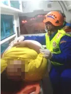  ??  ?? APM personnel attend to the woman in the ambulance.