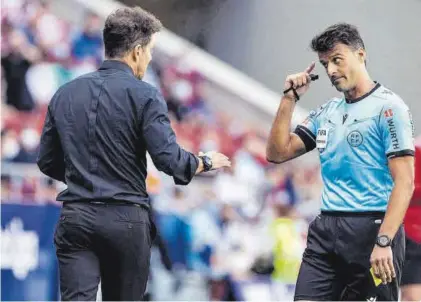  ?? X ?? Gil Manzano habla con Simeone durante un Athletic-Atlético.