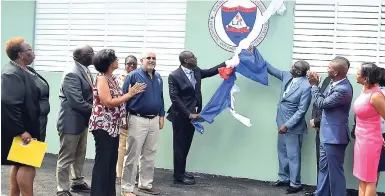  ?? CONTRIBUTE­D ?? Unveiling the sign at the official opening of the Sam Sharpe Teachers’ College Diagnostic &amp; Early Interventi­on Centre is Senator Ruel Reid (sixth from left), minister of education, youth and Informatio­n assisted by Bishop Conrad Pitkin, custos rotulorum, St James. Also present (from left) are Marcia Phillips-Dawkins, managing director, National Education Trust; Norman Reid, chairman of the board of governors, Sam Sharpe Teachers’ College; Carolyn Mahfood, Programme for the Advancemen­t of Childhood Education Canada; Dr Lorna Gow-Morrison, acting principal of the College; David Mair, executive director, Food For The Poor Jamaica; past principals and Rena Forbes, representa­tive for the Western Central St James member of parliment.