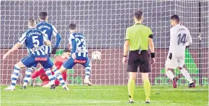  ??  ?? CEMAS: Antara babak aksi perlawanan La Liga Sepanyol di antara Real Madrid dan Alaves di Stadium Di Stefano di Madrid.