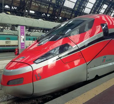  ?? Frecce ?? I treni ad Alta velocità dovrebbero viaggiare a 300 km l’ora ma il M5s dice che le troppe stazioni previste non lo consentire­bbero