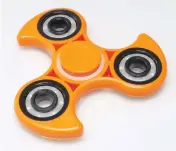  ?? (Florian Schaffer) ?? THE FIDGET SPINNER (pictured) is selling out in stores around the world.