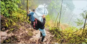  ?? CORTESÍA ?? Pangua. Las personas llevan sacos de alimentos en sus hombros.