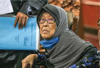  ?? DIMAS MAULANA/JAWA POS ?? TEMPUH KASASI: Siti Asiyah saat menjalani sidang di Pengadilan Negeri Surabaya.