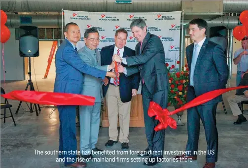  ?? PROVIDED TO CHINA DAILY ?? From left: Weiqiang Zhong, of American Wonder Porcelain and Jianping Huang, chairman and president of The Wonderful Group, are joined by Michael Kephart, president of American Wonder Porcelain, Bob Rolfe, commission­er of Tennessee Department of...