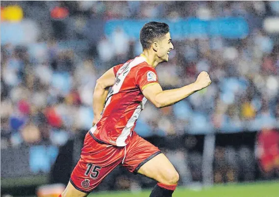  ?? FOTO: EFE ?? Juanpe Ramírez, celebra su agónico tanto El defensa del Girona fue clave para que el cuadro de Machín se marchara de Balaídos con buen sabor de boca