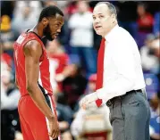  ?? ANDY LYONS / GETTY IMAGES ?? Coach Mark Fox talks with William Jackson II during Georgia’s 62-60 win Thursday over Missouri in the second round of the SEC Tournament.