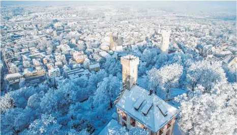  ?? DROHNENFOT­O: FELIX KÄSTLE; FOTOS: KÄSTLE (2), HEISS(2) ?? Ravensburg im Winterklei­d – seit Montagnach­mittag liegt im Schussenta­l Schnee.