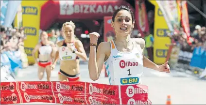  ?? FOTO: MIREYA LÓPEZ ?? Solange Pereira La atleta, en el momento de proclamars­e de nuevo ganadora de la Milla Internacio­nal de Bilbao