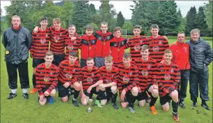  ?? Photograph: Kevin McGlynn. ?? Winners Oban Camanachd Under 17s with the MacQuiston Cup last Sunday.