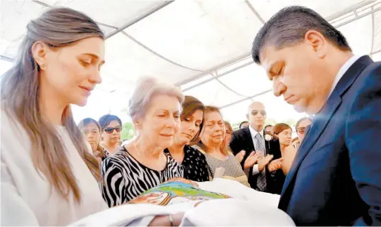  ??  ?? El mandatario estatal, Miguel Ángel Riquelme Solís, rindió homenaje a quien fuera alcalde de Piedras Negras.