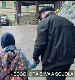  ??  ?? Romano a maggio quando accompagna­va a scuola il piccolo Jaffer