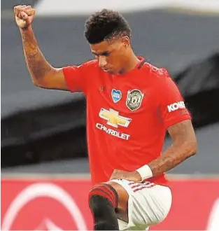  ?? ABC ?? Rashford, rodilla al suelo en protesta contra el racismo