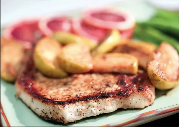  ?? St. Louis Post Dispatch/TNS/NIKOS FRAZIER ?? Cinnamon-Apple Pork Chop