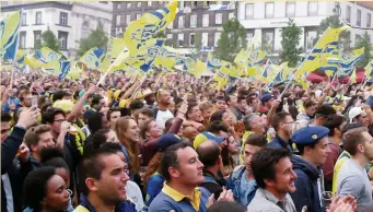  ??  ?? Place de Jaude, les drapeaux jaunes et bleus flottent dans le ciel. Les supporters auvergnats donnent de la voix et exultent au coup de sifflet final. Photo Sébastien Fiatte