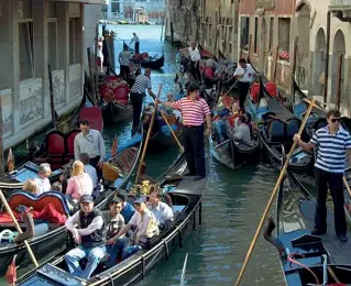  ??  ?? Innamorati I turisti cinesi dell’Italia amano molto la moda e gli angoli pittoresch­i per scattare foto ricordo