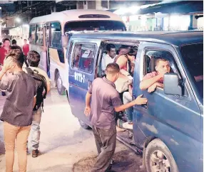  ?? FOTO: YOSEPH AMAYA ?? TRANSPORTE. Los usuarios manifestar­on que antes de aumentar deben mejorar el servicio que dan y cumplir con los horarios.