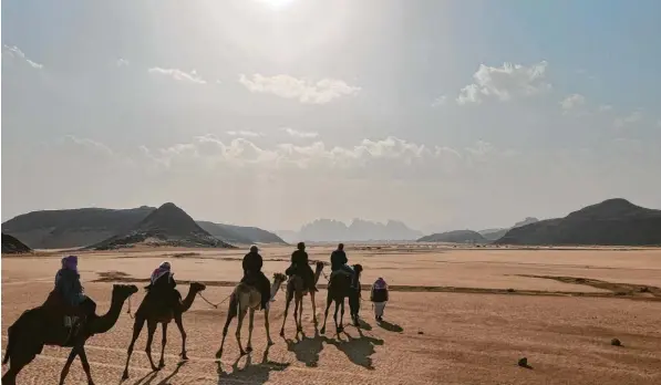  ?? Foto: Stefanie Wirsching (2), Stock Adobe (2) ?? Auf den Spuren von Lawrence von Arabien durchreite­n heute Touristen die Wüste, pilgern zur kleinen mittlerwei­le ummauerten Quelle Lawrence Spring. Für die Beduinen ist das Geschäft mit den Touristen die Haupteinna­hmequelle. Dass auch Frauen davon profitiere­n können, dafür kämpft Qutanah im von ihr gegründete­n Bildungsze­ntrum. Besonders begehrt als Unterkunft sind die sogenannte­n Bubbles.