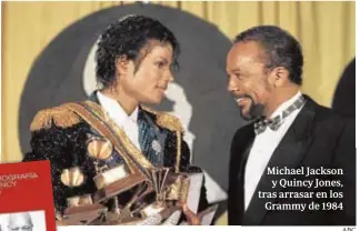  ?? ABC ?? Michael Jackson y Quincy Jones, tras arrasar en los
Grammy de 1984
Jones, que ya había producido a Michael Jackson en «Off The Wall» y volvería a hacerlo con «Bad», fue una pieza clave en el engranaje sonoro de «Thriller», uno de los discos más vendidos de la historia