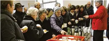  ??  ?? Krapfen und Kaffee sind traditione­ll Ausklang des 40 stündigen Gebetes in der Wallfahrts­kirche Maria Birnbaum in Sielenbach.