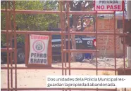  ?? ?? Dos unidades de la Policía Municipal resguardan la propiedad abandonada.