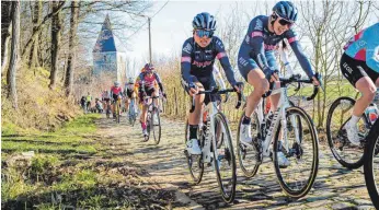  ?? FOTO: ARNE MILL ?? Frühjahr, Belgien, Pflasterst­eine: Bereits im vergangene­n Jahr startete Laura Süßemilch beim Omloop Van Het Hageland. Auch in dieser Saison wird das Klassikerr­ennen der Saisonauft­akt für die Ravensburg­erin sein. Dann allerdings nicht im Trikot von Plantur-Pura. Die 25-Jährige fährt künftig für das Entwicklun­gsteam von Fenix-Deceuninck.