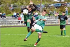  ??  ?? Ein chancenrei­ches und packendes Spiel lieferten sich der TSV Harburg (mit Manuel Fensterer, vorne in Schwarz) und der Lauber SV.