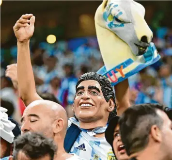  ?? Foto: Tim Groothuis, Witters ?? Und wenn es auch nur eine Maske ist – Maradona darf bei einer Fußball-Weltmeiste­rschaft nicht fehlen. Die Anhänger aus Argentinie­n sind in Katar zahlreich vertreten.