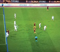  ??  ?? La posizione di Sanchez (nettamente in ritardo) sul gol della Roma
