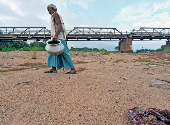  ??  ?? TOO MUCH, TOO LITTLE Mahangu Saafi wades through flood waters with a gas cylinder in Kusheshwar Asthan; a Rahimbigha resident crosses the dry Tilaiya riverbed