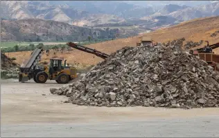  ?? Eddy Martinez/The Signal ?? Constructi­on equipment sit next to a pile of rubble at the Chiquita Canyon Landfill on Wednesday. Local organizati­ons and operators of Chiquita Canyon Landfill have filed lawsuits against L.A. County.