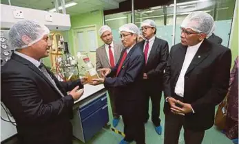  ??  ?? Science,
Technology and Innovation Ministry secretary-general Datuk Seri Dr Azhar Yahya (centre) and BioAlpha Holdings Bhd chairman Tan Sri Abdul Rahman Mamat (second from right) at a presentati­on in University of Malaya in March.
