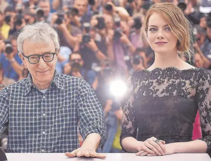  ?? BERTRAND LANGLOIS/AFP ?? Allen y Emma Stone, en el encuentro con la prensa internacio­nal