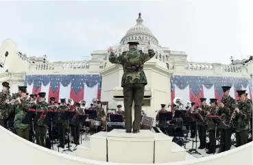  ?? AFP ?? Tutto pronto. La banda musicale dei Marines davanti al Campidogli­o in vista del giuramento del 45° presidente degli Stati Uniti, Donald Trump (1946)