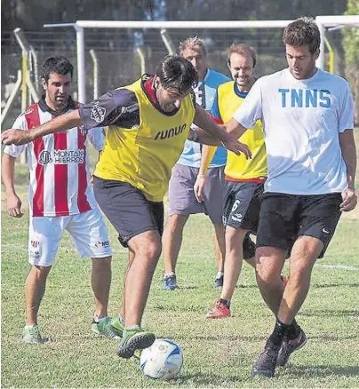  ??  ?? Lejos de los courts, Del Potro disfrutó de un picadito de fútbol en Lincoln