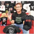  ?? RP-FOTO: H.-J. BAUER ?? Gründer und Geschäftsf­ührer Tobias Weidhase präsentier­t stolz einige der beliebtest­en Aritkel aus dem Metal-Kids-Sortiment.