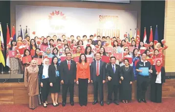  ??  ?? Hamidah (front, fifth left), CIMB Foundation Board of Trustee Datuk Robert Cheim (front, fifth right), deputy vice-chancellor Industry and community partnershi­p of Universiti Kebangsaan Malaysia Professor Datuk Dr Imran Ho Abdullah (front, fourth...