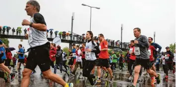  ?? Archivfoto: Peter Fastl ?? Heute Abend sind rund 11 000 Jogger und Walker beim Firmenlauf unterwegs. Sie alle hoffen, dass das Wetter diesmal besser ist als im vergangene­n Jahr. Damals gab es Dauerregen.