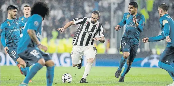  ?? FOTO: AP ?? Gonzalo Higuaín será la punta de lanza de una Juventus que busca una remontada casi imposible ante el Real Madrid en el Santiago Bernabéu